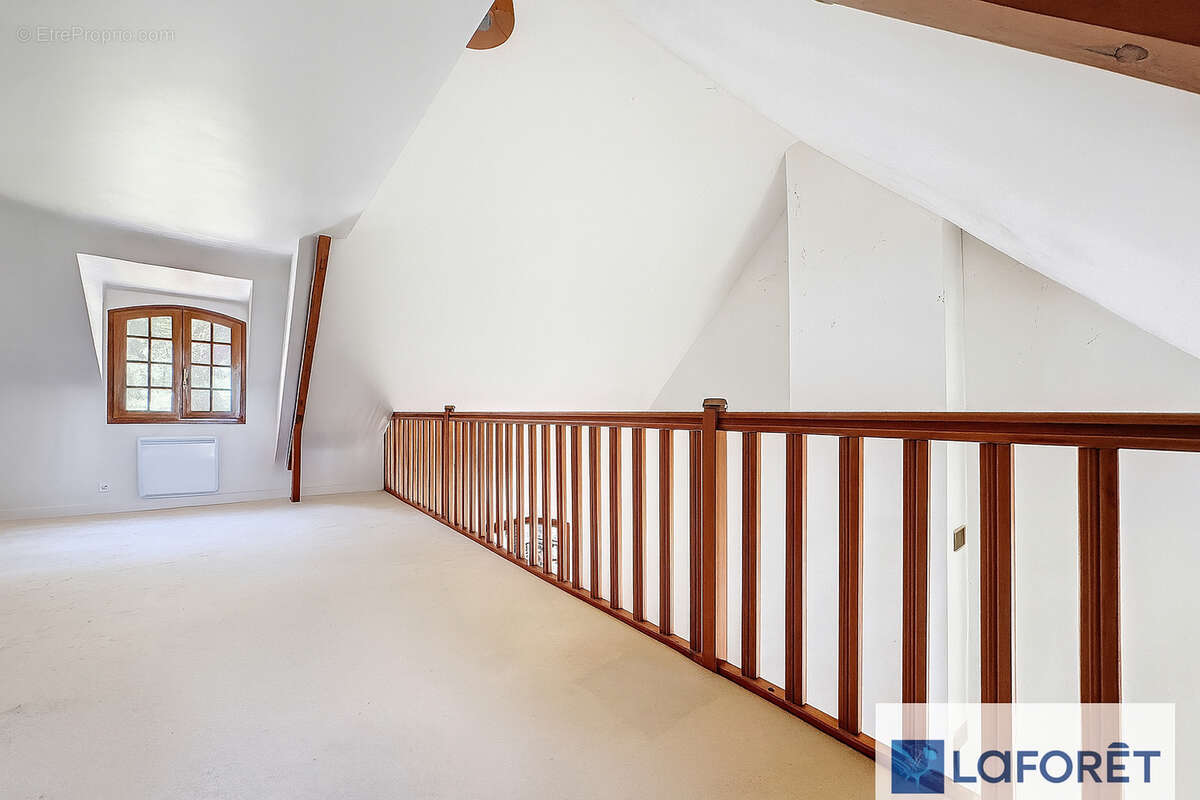 Maison à BAZOCHES-SUR-GUYONNE