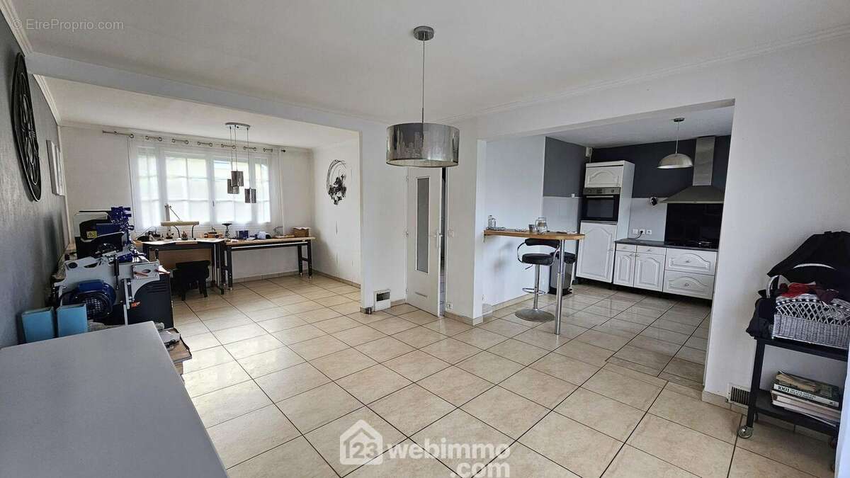 Un séjour avec un accès direct sur la terrasse. - Maison à ONCY-SUR-ECOLE