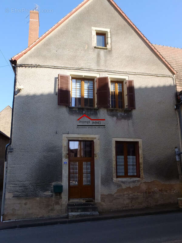 Maison à AINAY-LE-CHATEAU