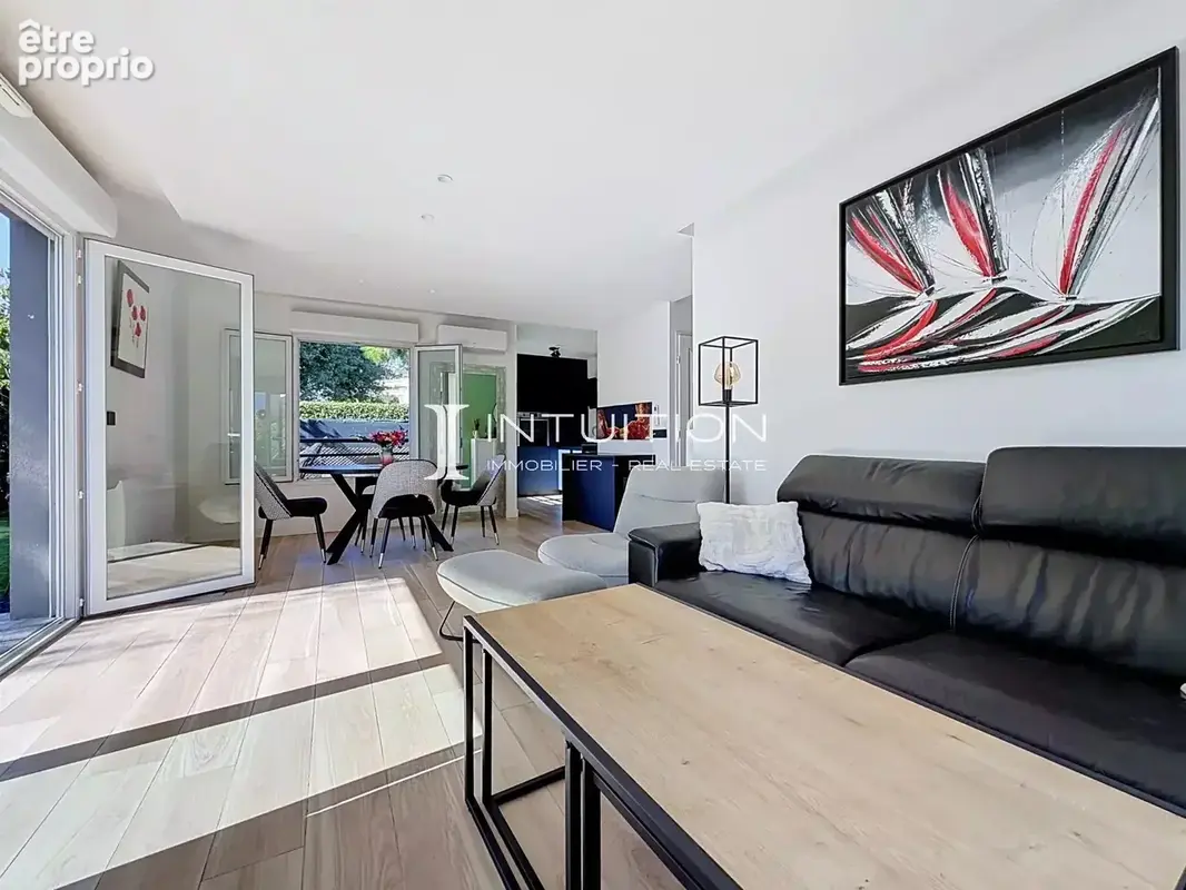 Golfe-Juan : Vaste appartement rez-de-jardin dans un immeuble de standing avec piscine - photo 11