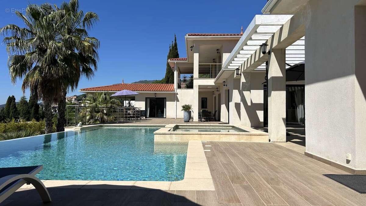 Maison à CHATEAUNEUF-GRASSE