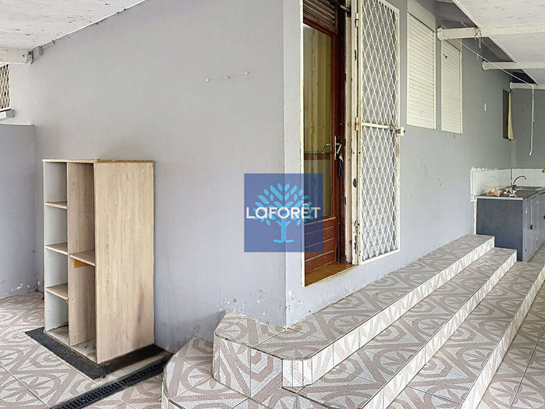 A vendre : Maison T6 sur deux niveaux au Lamentin - photo 3