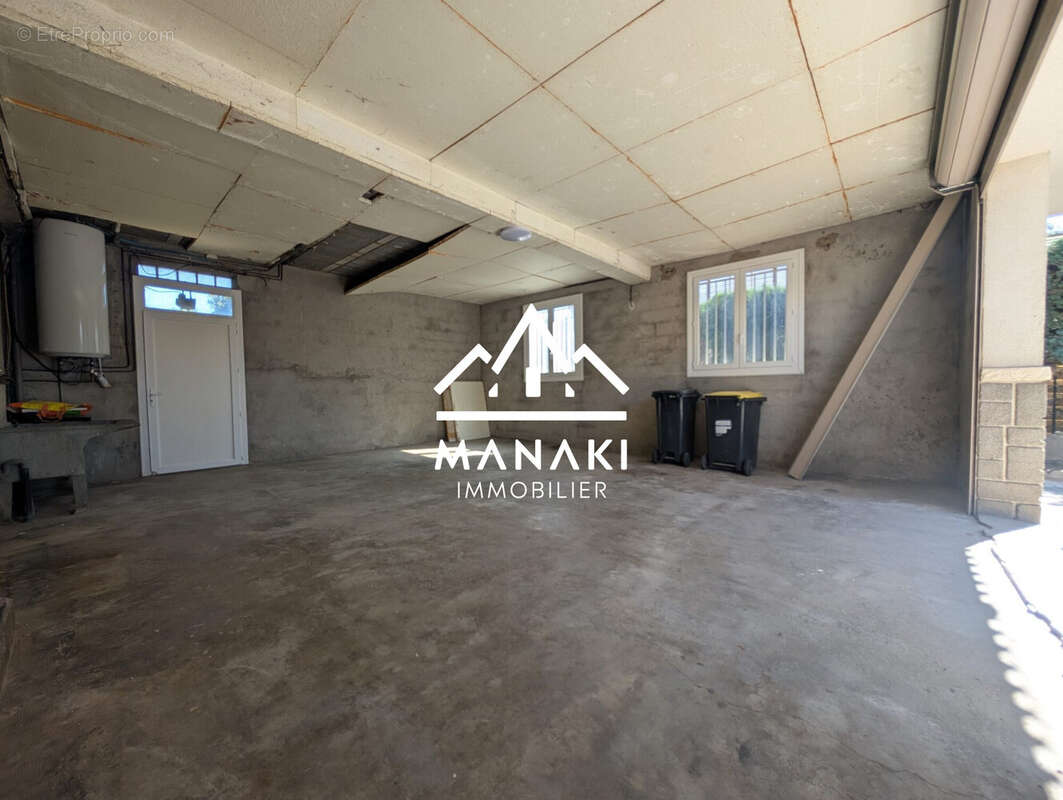 Garage 47 m² - Maison à LE SOLER