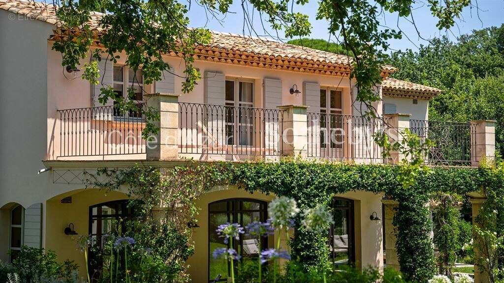 Saint-Tropez : Ensemble de deux villas avec piscines à vendre à proximité du centre - photo 3
