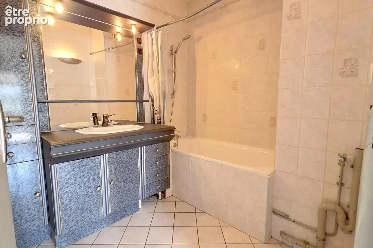 Appartement T3 2 chambres, loggia, stationnement privatif et 2 caves - photo 8