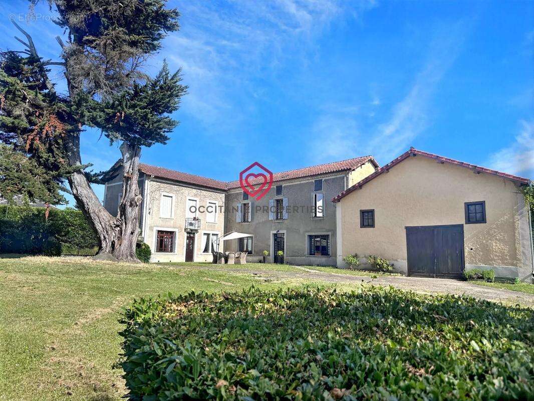 Magnifique maison de ville de caractère au cœur de Miélan,  dépendances et 3 000 m² de terrains - photo 4