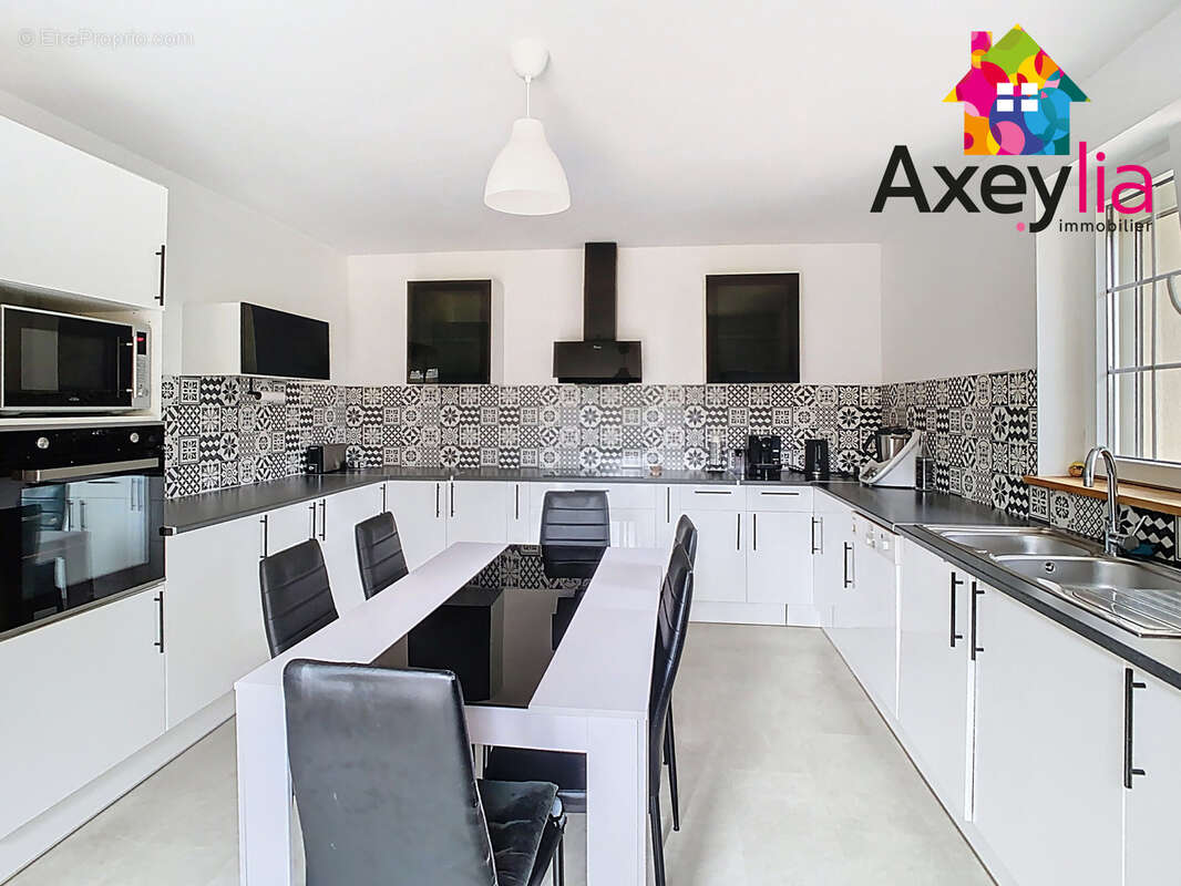 Maison à SAINT-CYR-DE-FAVIERES