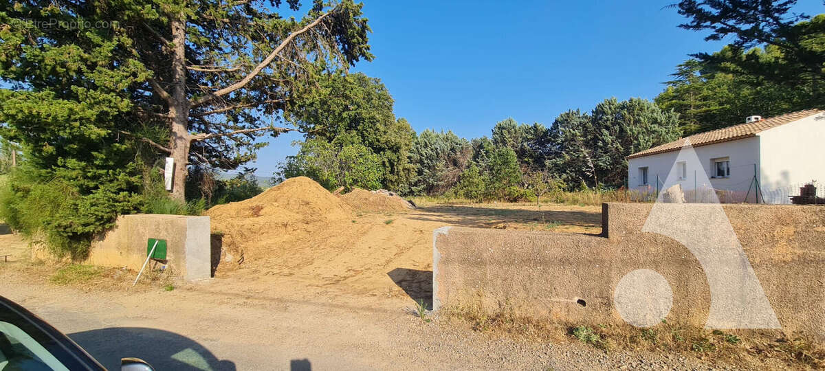 Terrain viabilisé de 853m² le défend PERMIS accepté et purgé pour une villa de 103m² - photo 2