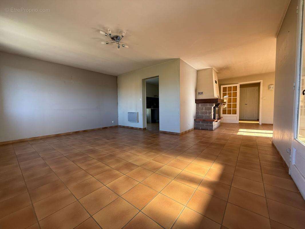 Maison à SAINT-ETIENNE-DE-FONTBELLON