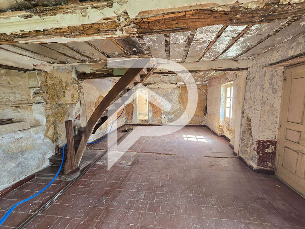 Maison de ville de 101 m² à rénover entièrement. - photo 3
