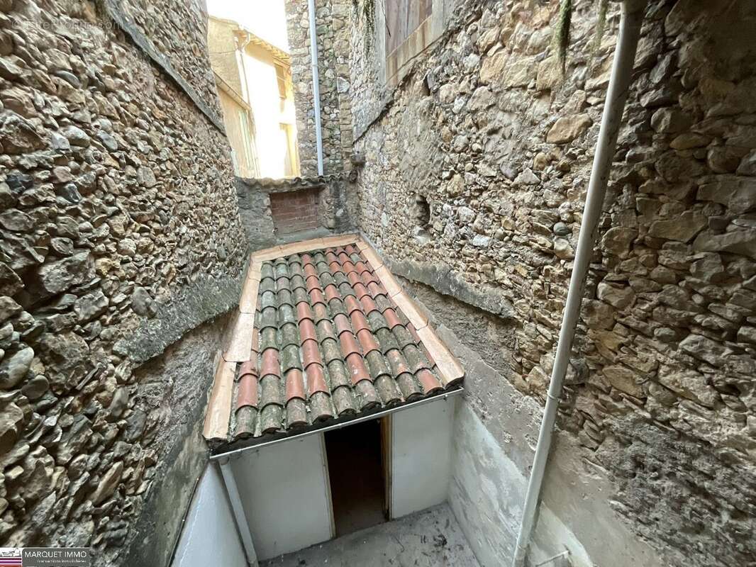 Beau potentiel pour cette maison de village T3 offrant 90 m² avec cour, garage, à rénover selon toutes vos envies ! - photo 23