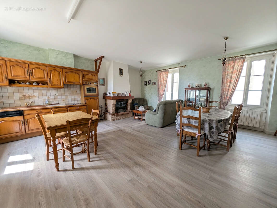 Maison XV° siècle - 6.176 m² de terrain - photo 2