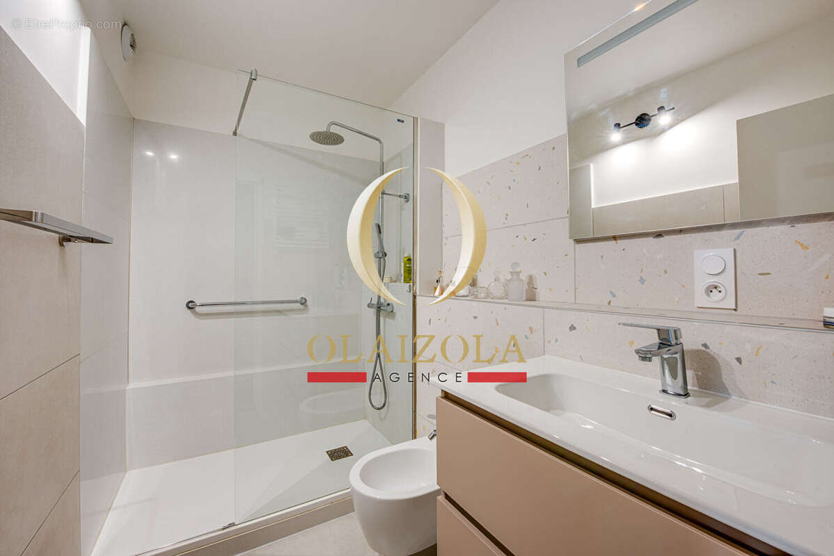 SAINT-JEAN-DE-LUZ - Appartement rénové avec terrasses, vue Nivelle et golf - photo 9