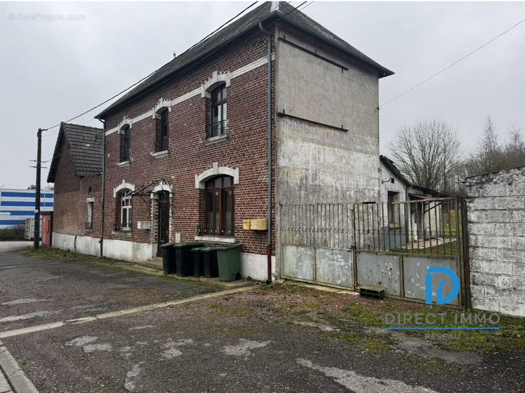 facade immeuble de rapport  - Appartement à SAILLY-SAILLISEL