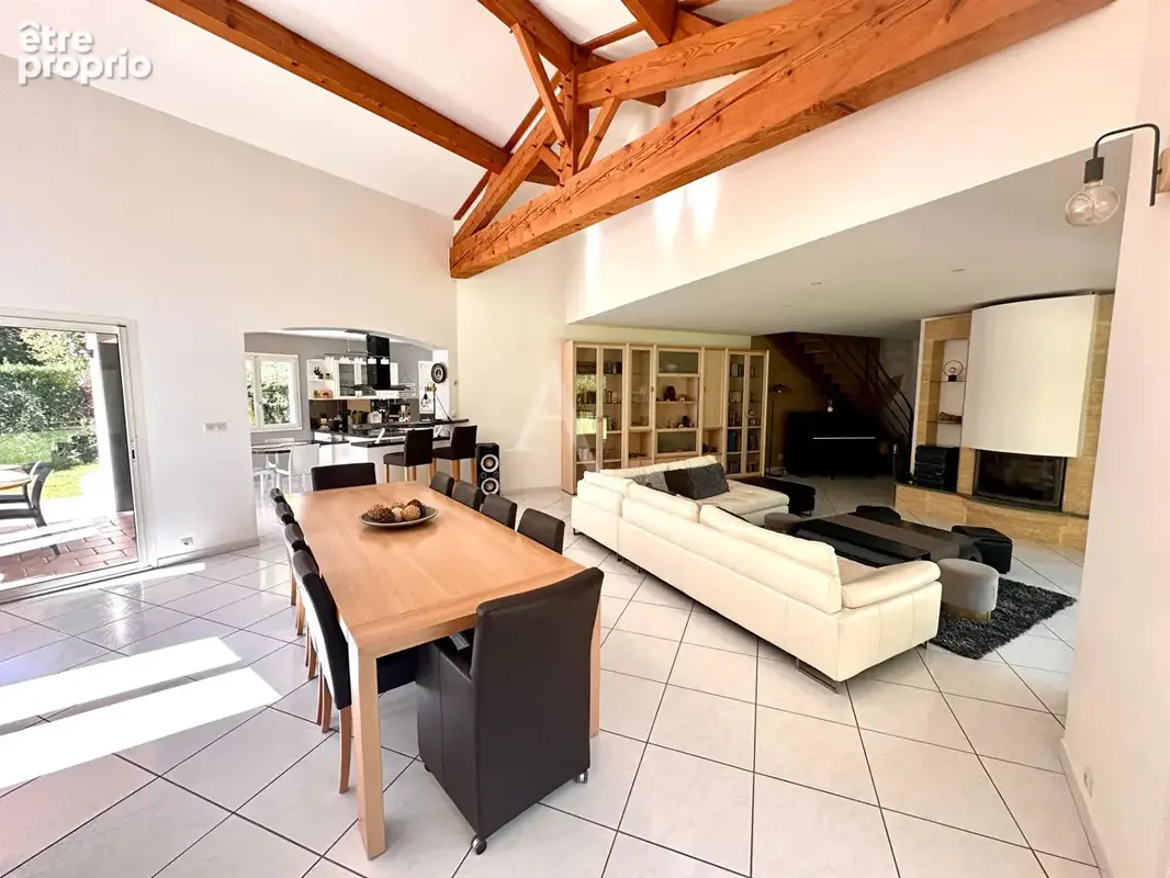 SAINTES - Belle propriété familiale de 186m² sur 2800m² de terrain arboré - photo 2