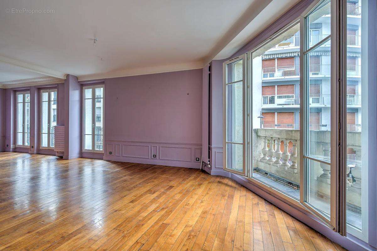 Appartement à PARIS-16E