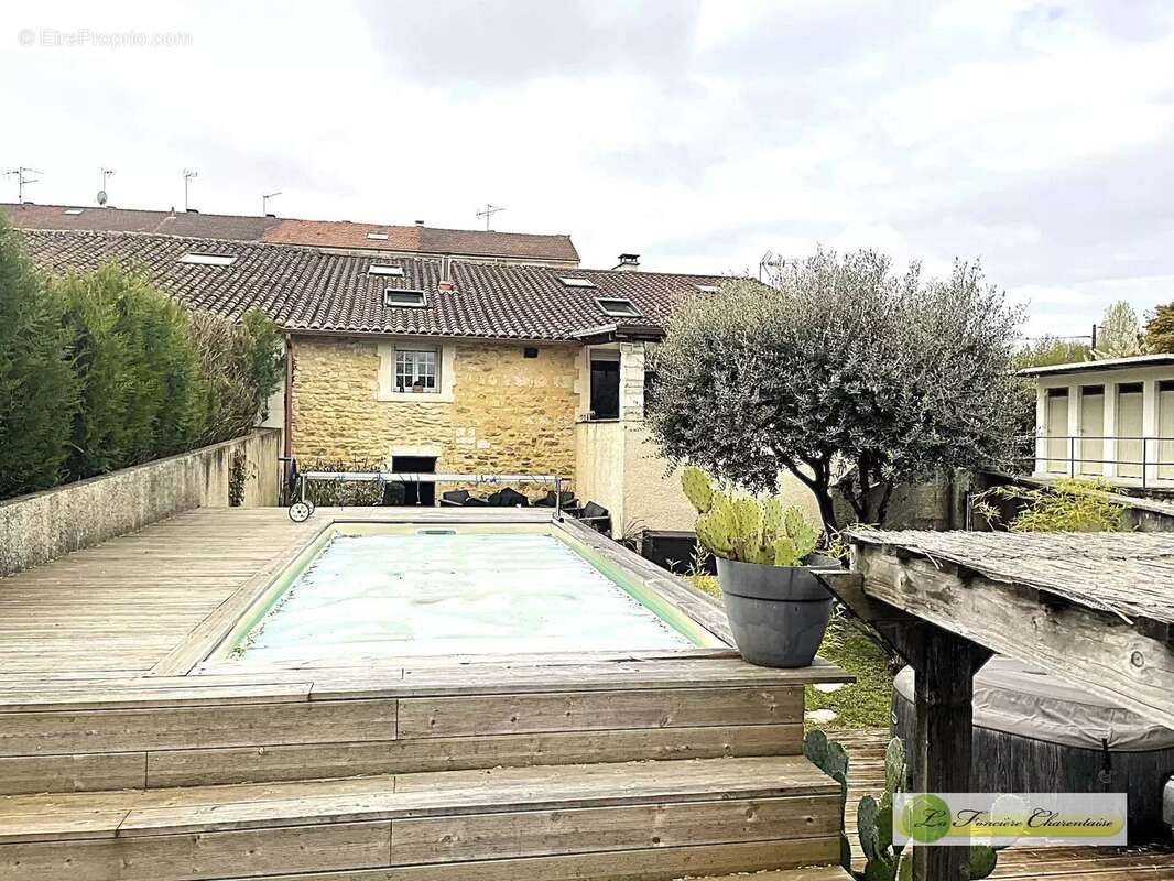 Maison à MAGNAC-SUR-TOUVRE