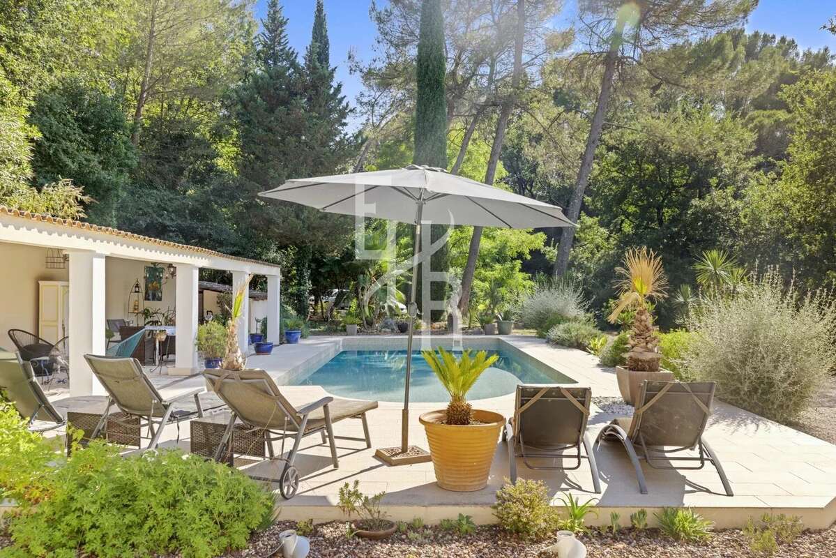 Propriété unique à Mougins — un havre de paix familial avec forêt, pool house et vie de village. - photo 3