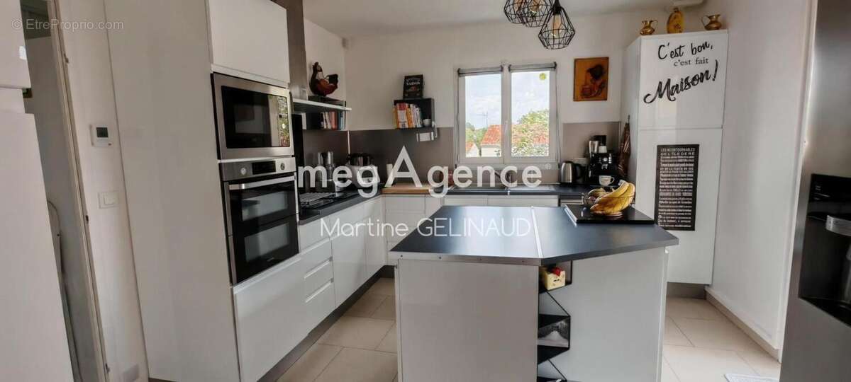 Maison 100 m² à Saint-Georges-Des-Coteaux  - photo 2