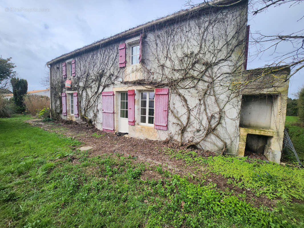 Maison à SAINTE-GEMME-LA-PLAINE