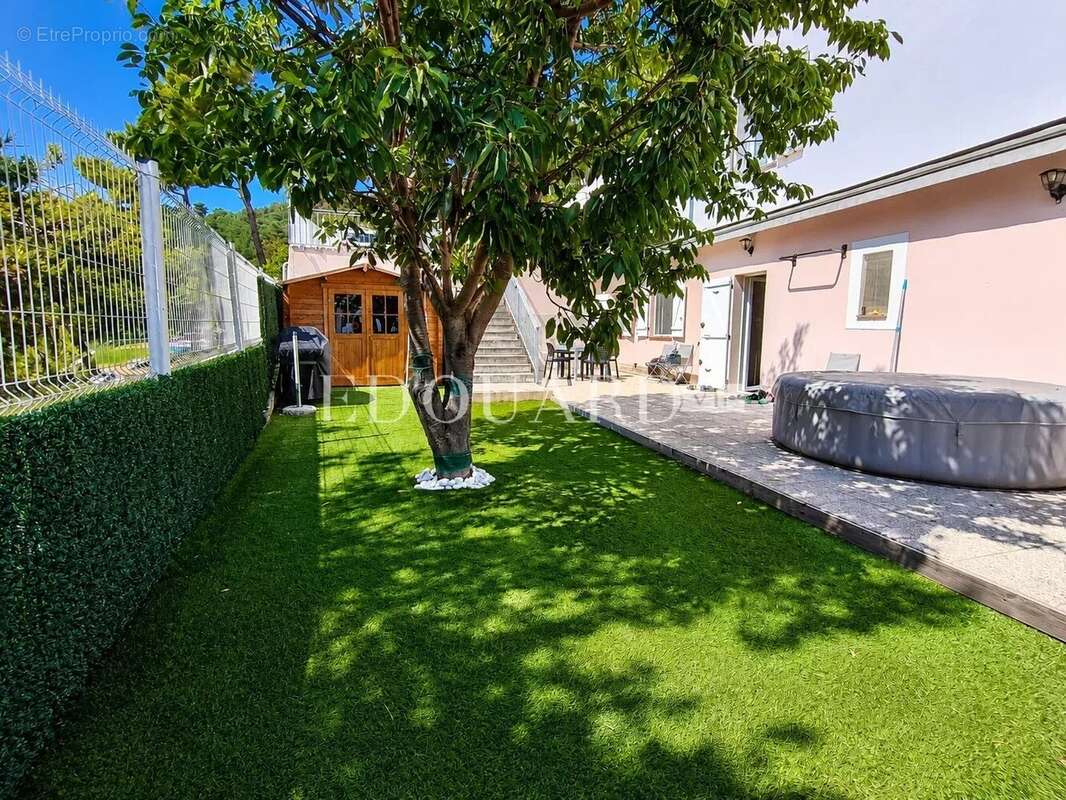 Rare sur la commune de Roquebrune Cap Martin, quatre pièces en bas de villa avec jardin, vue mer et parking - photo 2