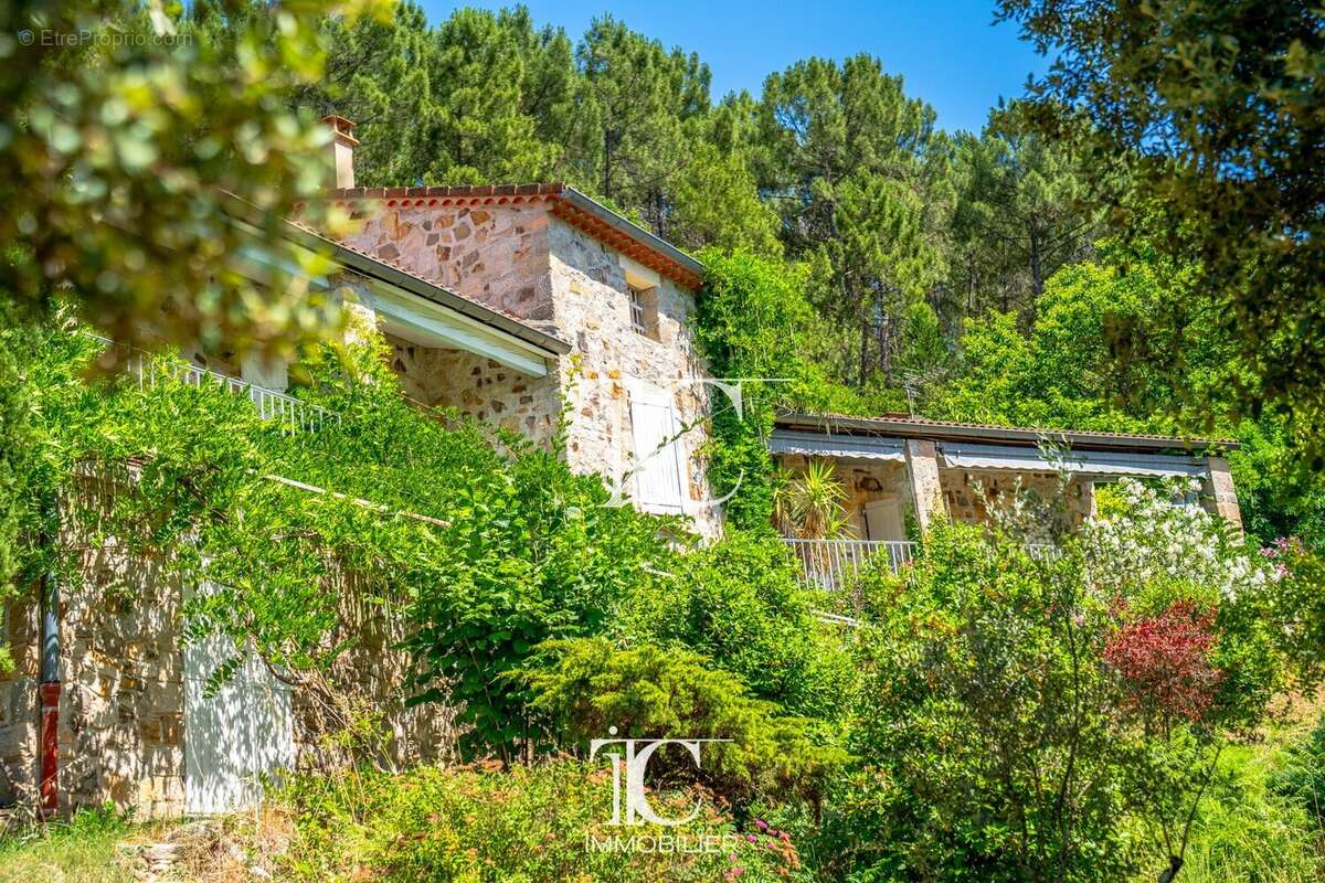 Maison en pierre 178m² habitables 5000m² de terrain piscine - photo 2