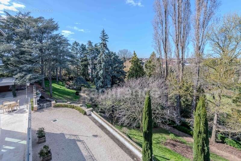 Maison bourgeoise 255 m² entièrement rénovée, parc clos et arboré de 4 303 m² (piscinable), 3 garages, terrasse, jacuzzi - photo 17