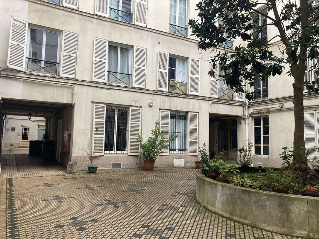 Paris 9ème- Rue Richer-Studio 9m2 refait à neuf - photo 12