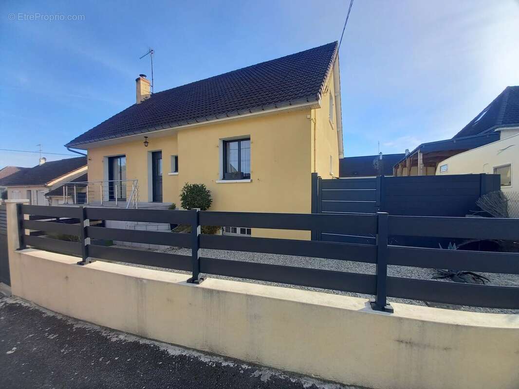 Maison à MESLAY-DU-MAINE