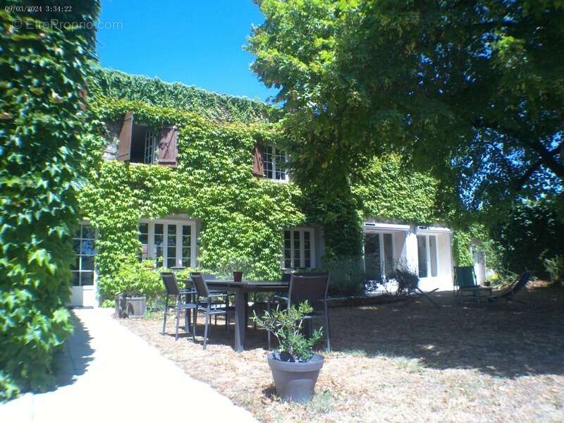 CHATEAUBERNARD A Vendre Maison 8 Pièces avec Studio 2 Pièces - photo 2