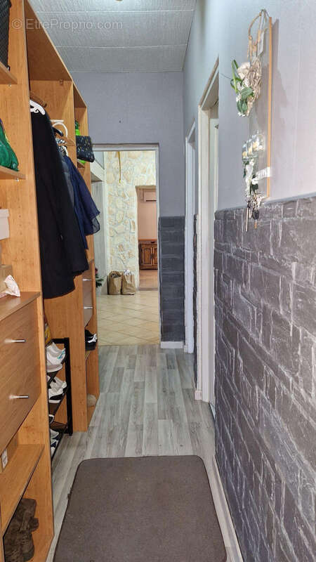 Une entrée de 5 m² dessert... - Maison à PARGNY-LES-BOIS