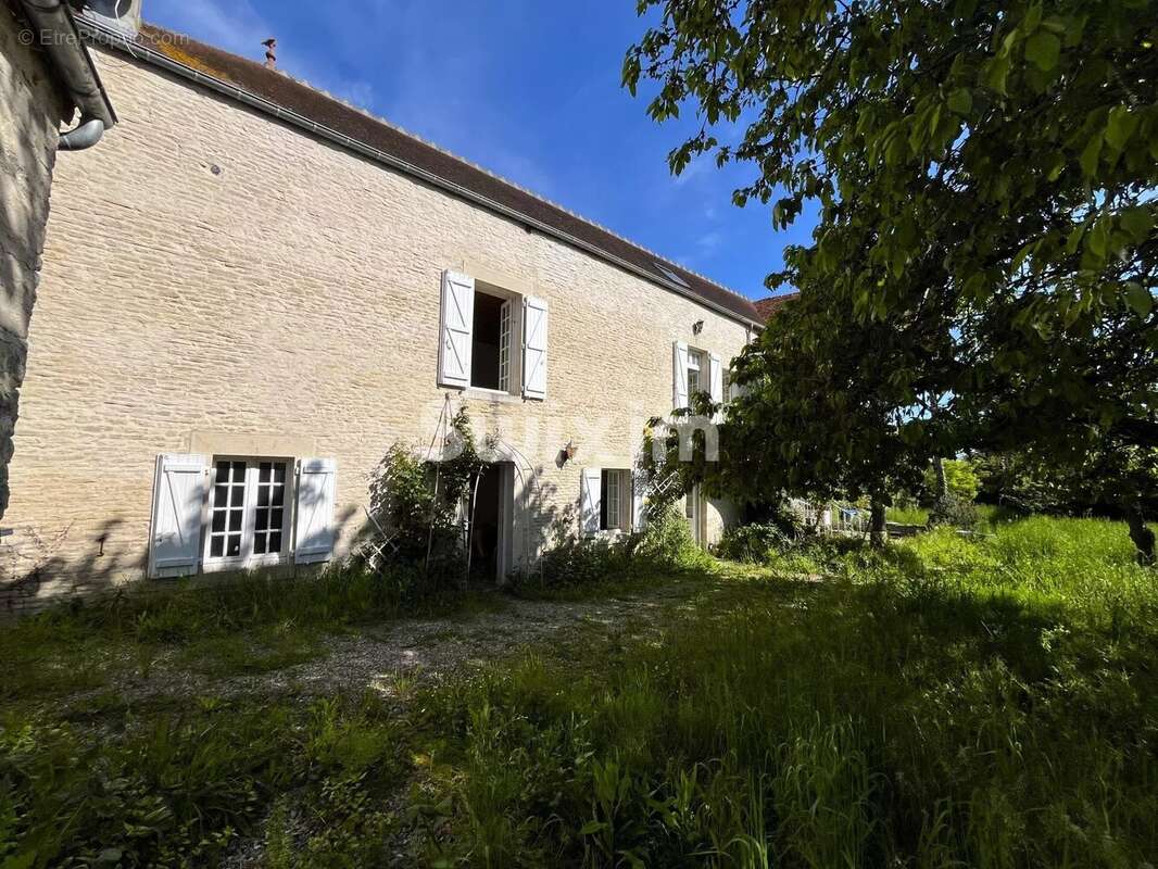 Maison à NOYERS