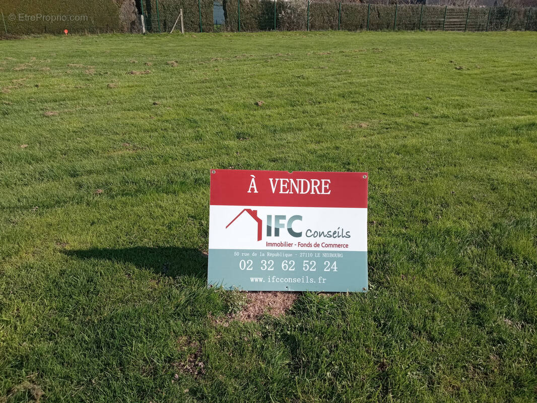 Terrain à CROSVILLE-LA-VIEILLE