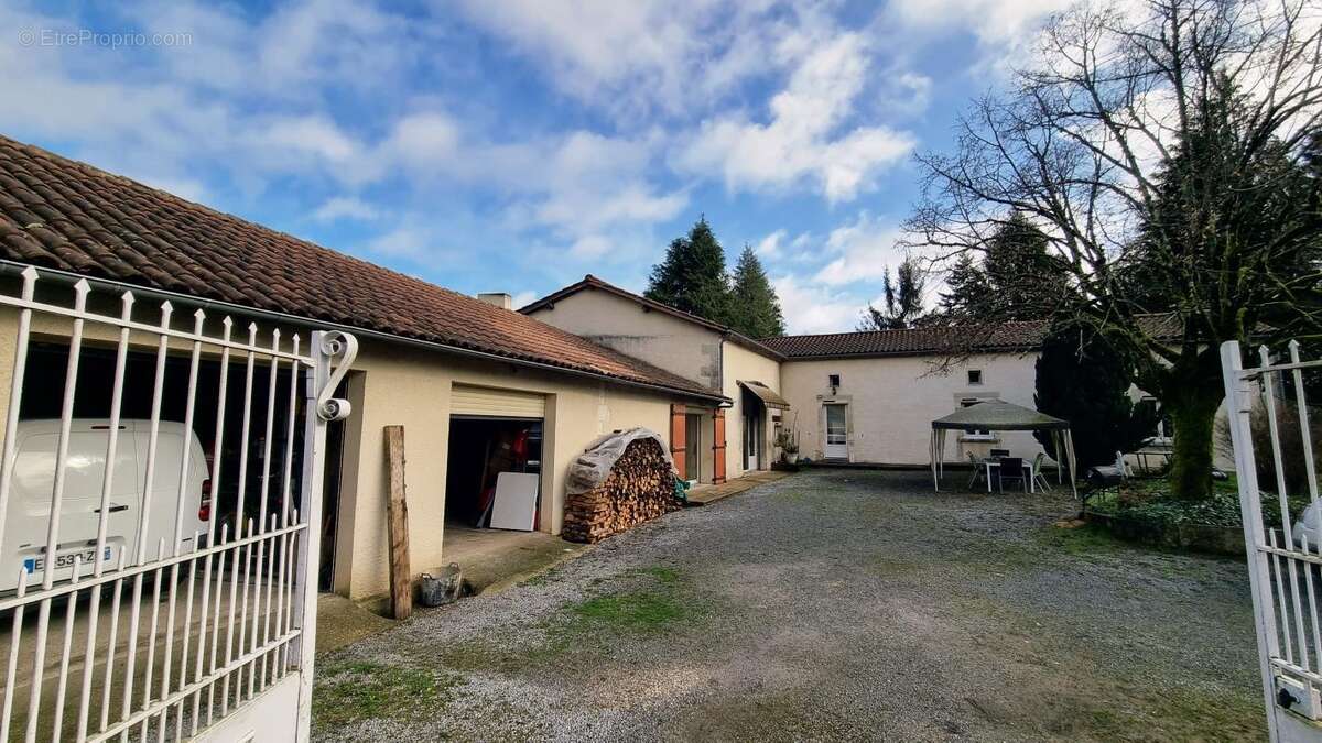 Maison à CHALAGNAC