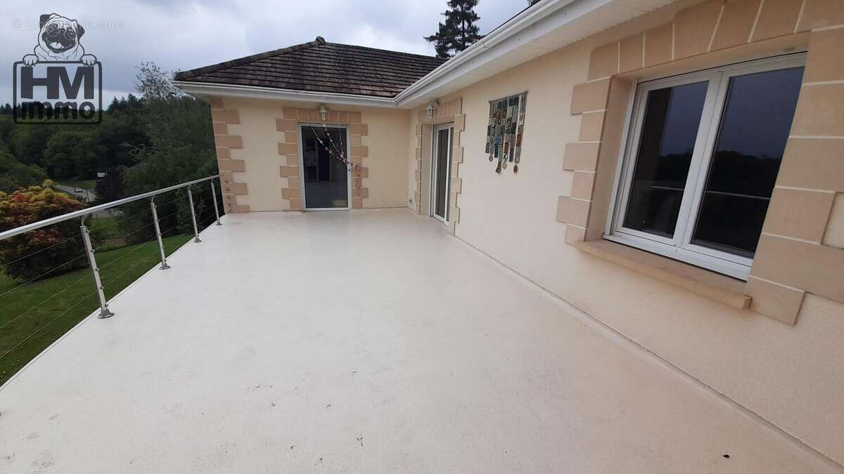 Maison à SAUVIAT-SUR-VIGE