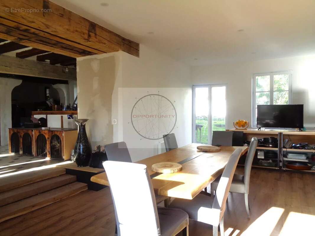 Maison à SAINT-DENIS-LES-REBAIS