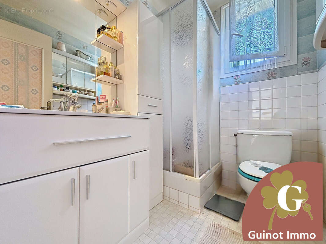 salle de douche avec WC - Maison à TANCARVILLE