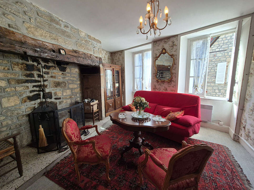 CORRÈZE. TREIGNAC. Maison ancienne en pierre pleine de charme comprenant 3 chambres avec balcon et un appartement à rénover. - photo 10