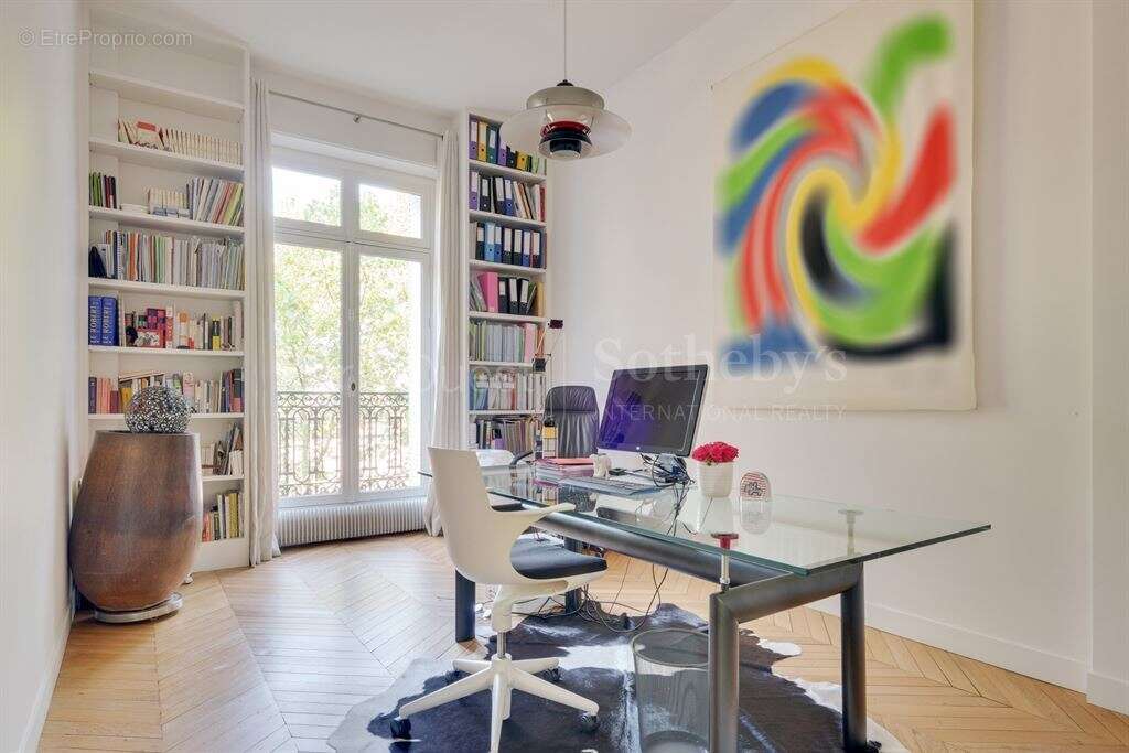 Appartement à PARIS-16E