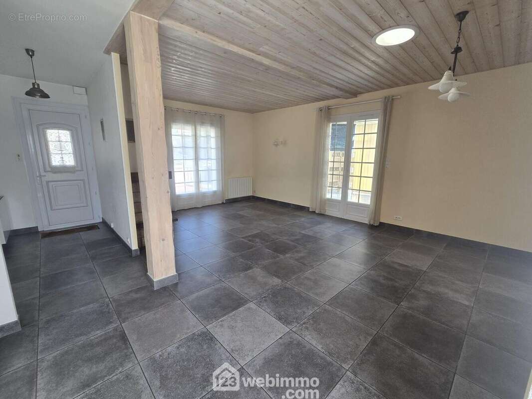 Entrée donnant sur le séjour - Maison à TALMONT-SAINT-HILAIRE