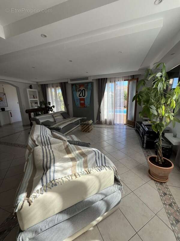 Maison à VIC-LA-GARDIOLE