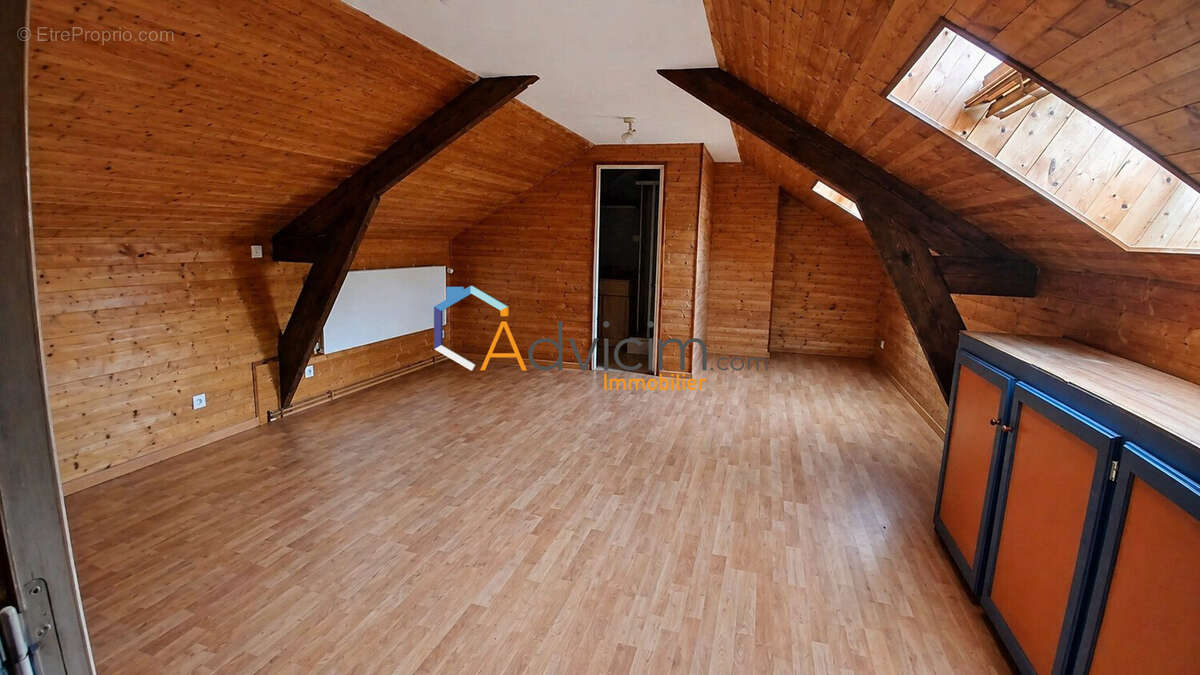chambre parentale avec salle d'eau et wc - Maison à CHARENTON-DU-CHER