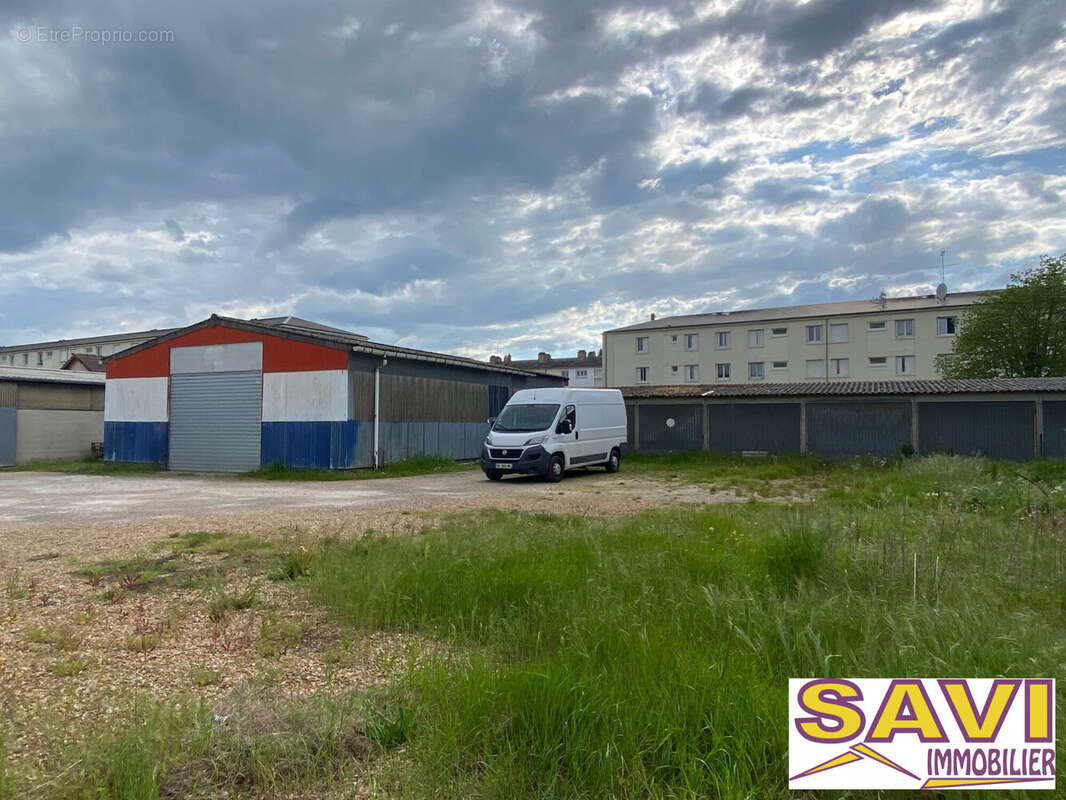 Local commercial 1 - Entrepôt 300m² - Appartement à CHALETTE-SUR-LOING