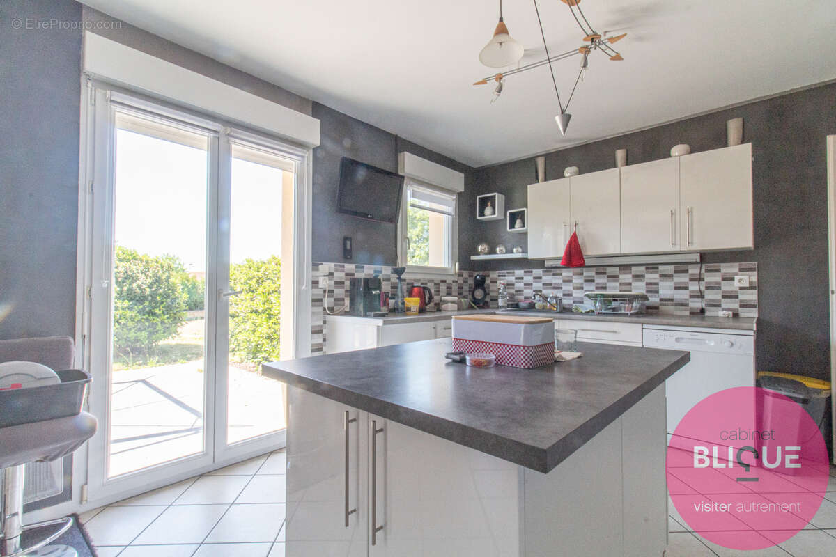 Plain-pied, grand jardin et garages xxl : ici, l'espace a pris ses aises ! - photo 11