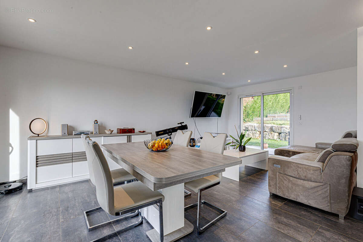 Maison à SAINT-CERGUES