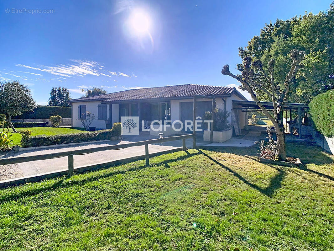 Maison à BARRY-D&#039;ISLEMADE