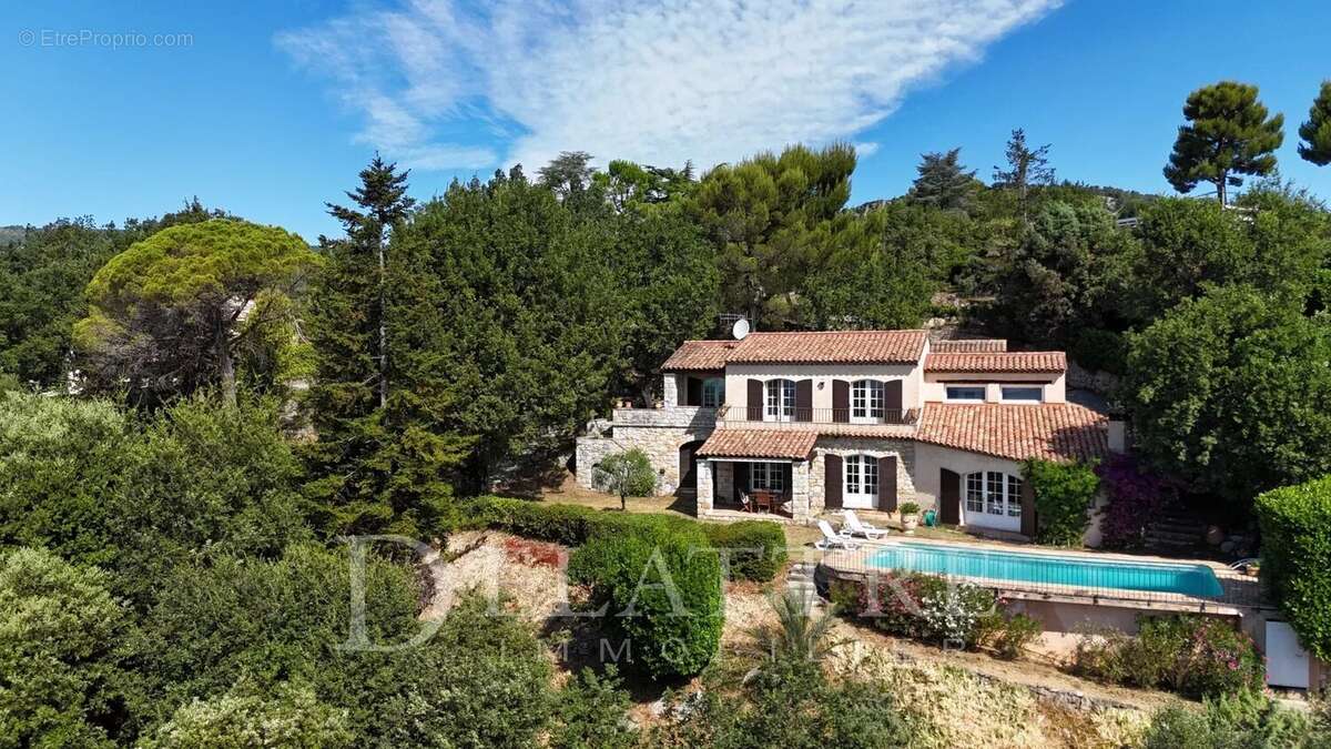 Maison à CHATEAUNEUF-GRASSE