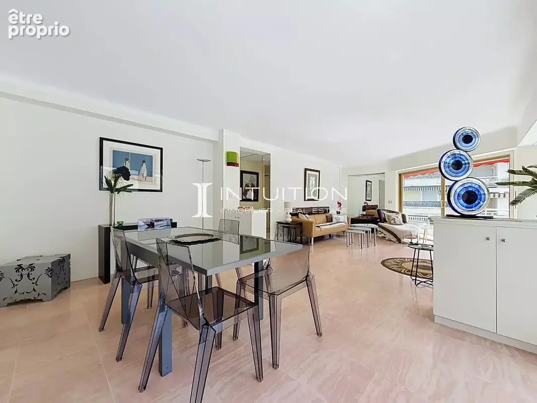 Cannes - Croisette : Appartement d’angle 3 pièces de 100 m², étage élevé, vaste terrasse - photo 11