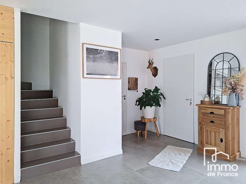 ATTIGNAT - Maison moderne de 105 m² avec jardin et garage - photo 3