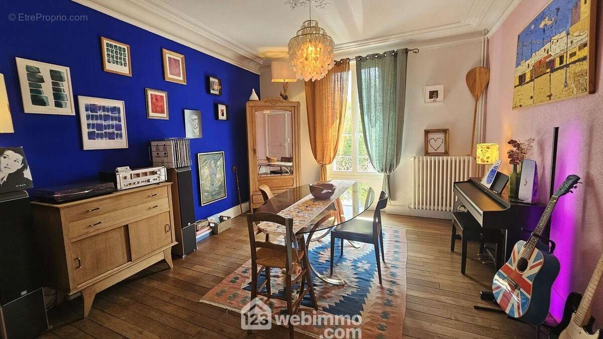 Une salle à manger lumineuse sur véritable parquet.